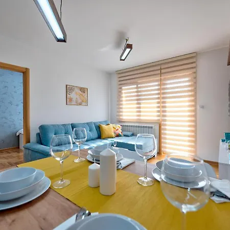 Iris Apartment *