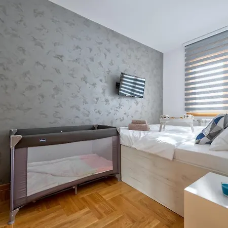 Iris Apartment *